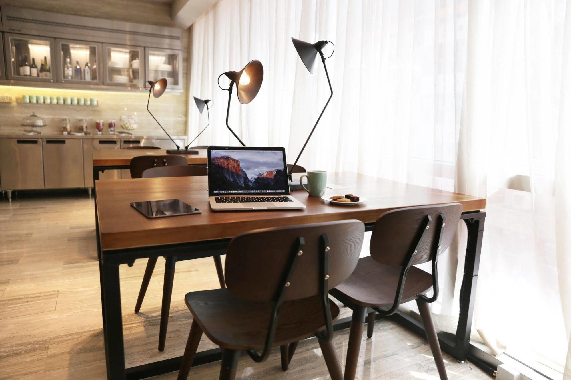 Dash Living On Queen'S Hong Kong Exterior photo
